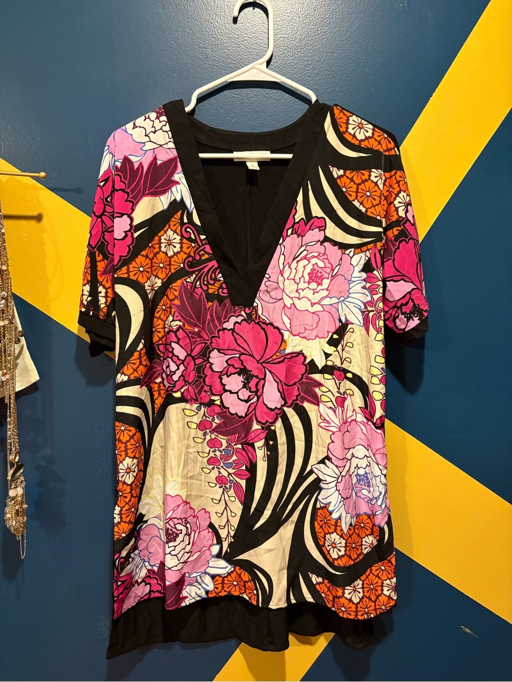 Dana Buchman Black & Vibrant Floral V-neck Short Sleeve Blouse EUC